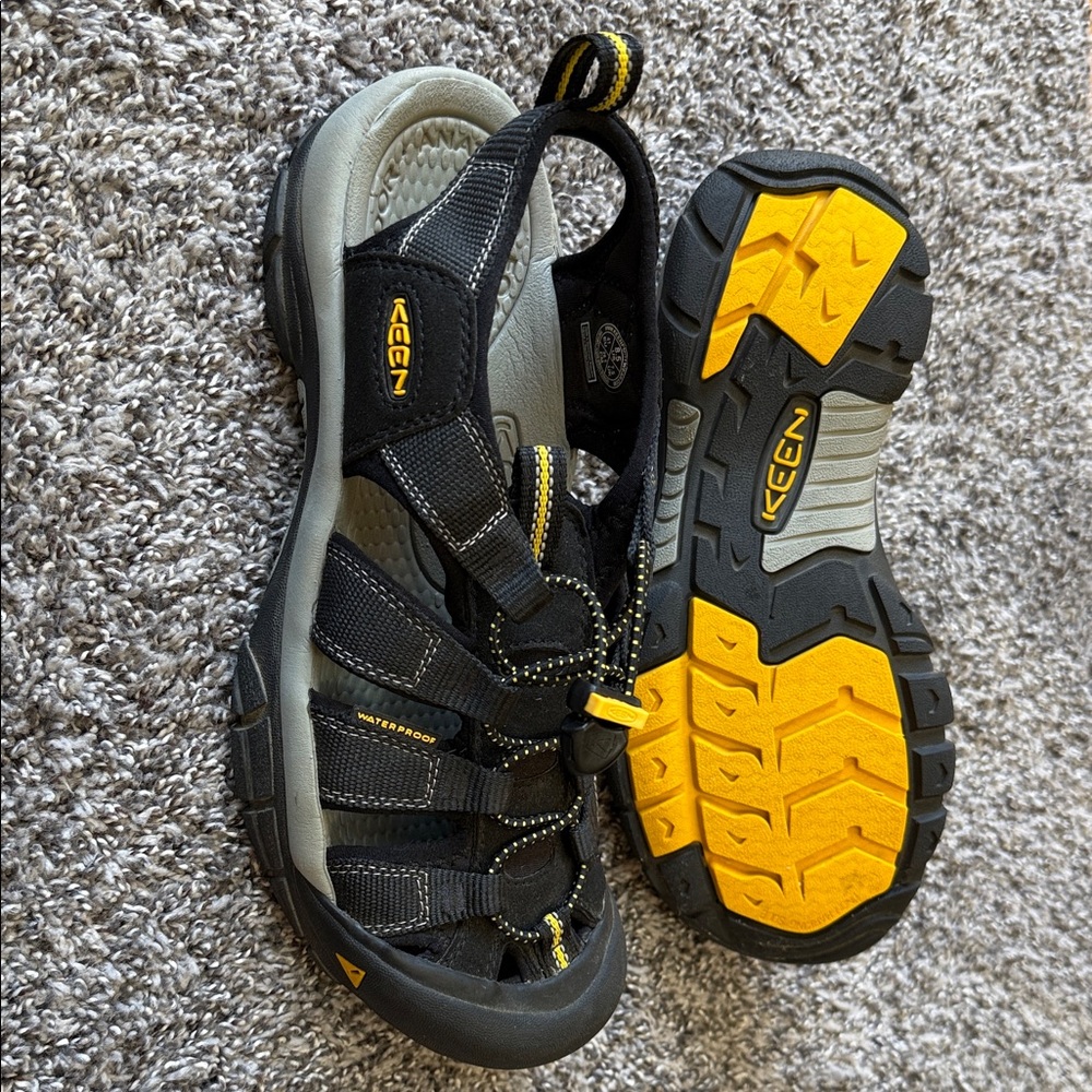 KEEN Men's Newport H2 Closed Toe Water Sandal EUC